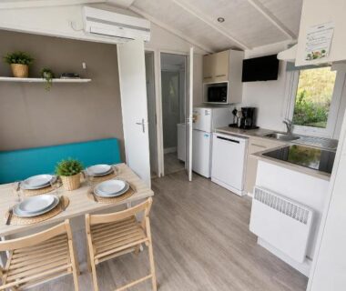 Intérieur avec coin repas et kitchenette du Mobil-home climatisé avec piscine chauffée à 10 min de Nice