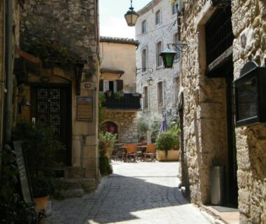 Ruelle pavée et terrasse ombragée dans le village près du Mobil-home climatisé avec piscine chauffée à 10 min de Nice