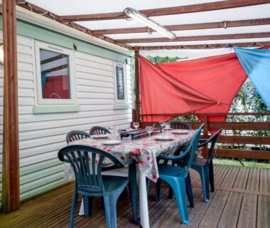 Terrasse couverte avec table et chaises du mobil-home climatisé camping 3 étoiles à 15 min de Mimizan-Plage