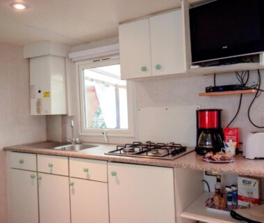 Cuisine équipée avec plaque gaz cafetière et grille pain dans le mobil-home climatisé