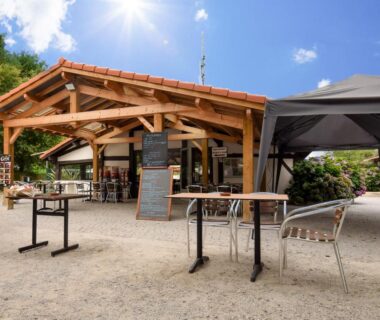 Terrasse couverte avec tables et chaises du Mobil-home climatisé
