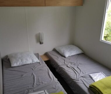 Chambre avec deux lits séparés dans le mobil home climatisé chez Mickaël et Laëtitia