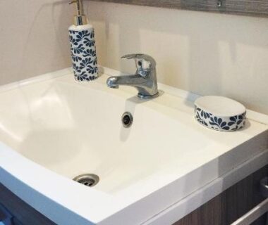 Lavabo dans la salle de bain du mobil-home climatisé proche lac camping 4 étoiles piscine chauffée