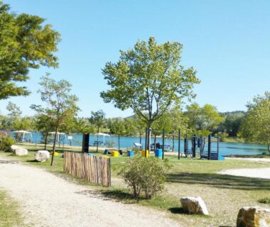 Bord de lac avec chemin et arbres au mobil-home climatisé proche lac camping 4 étoiles piscine chauffée