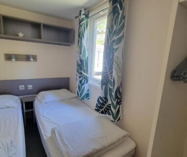 Chambre avec deux lits simples dans le mobil-home climatisé proche lac camping 4 étoiles piscine chauffée