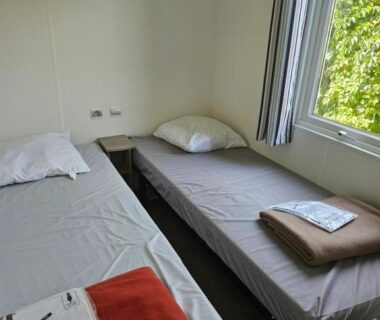 Chambre avec deux lits et fenêtre dans le mobil-home climatisé proximité EUROPA PARC