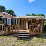 Terrasse en bois avec parasol et fauteuils du Mobil-home climatisé (proximité EUROPA PARC)