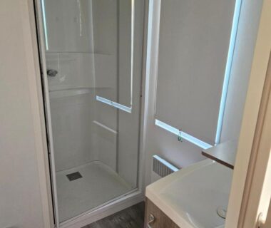 Salle de bains avec douche et lavabo dans le Mobil-home climatisé proximité EUROPA PARC