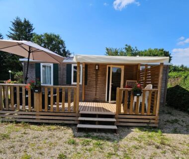 Terrasse en bois avec parasol et fauteuils du Mobil-home climatisé (proximité EUROPA PARC)
