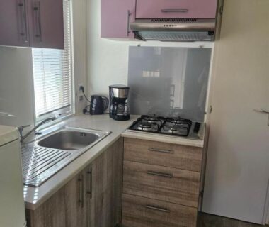 Cuisine avec évier plaque de cuisson et cafetière dans le mobil-home climatisé (proximité EUROPA PARC)