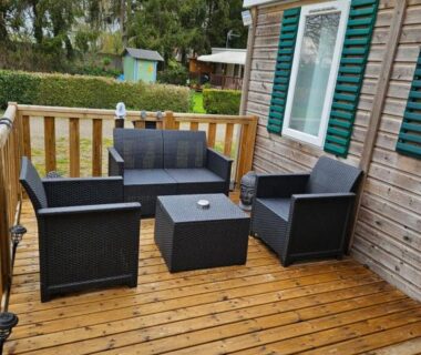 Terrasse en bois avec salon de jardin du Mobil-home climatisé proximité EUROPA PARC