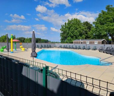 Piscine extérieure avec transats et petite aire de jeux au mobil-home climatisé proximité EUROPA PARC