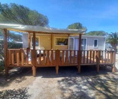 Terrasse en bois du mobil-home climatisé 3 chambres sans vis à vis à La Presqu'ile du Barcares