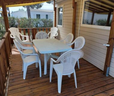 Terrasse couverte avec table et chaises du mobil-home climatisé tout confort 3 chambres