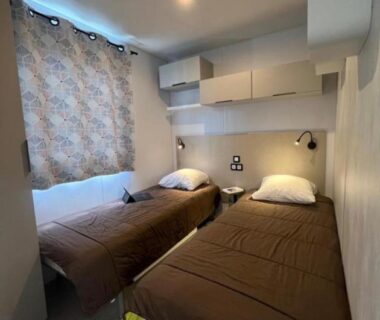 Chambre avec deux lits simples et rangements dans le mobil home climatisé très récent tout confort 6 personnes