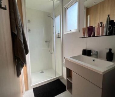 Salle de bain avec cabine de douche dans le Mobil home climatisé très récent tout confort 6 personnes
