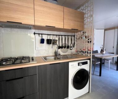 Cuisine équipée avec lave-linge et plan de travail du Mobil home climatisé très récent tout confort 6 personnes