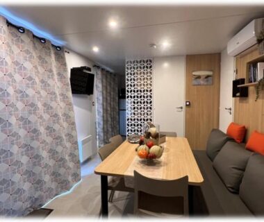 Coin repas avec banquette table et climatisation du mobil home climatisé très récent 6 personnes