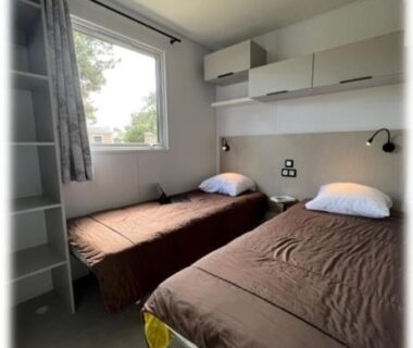 Chambre avec deux lits simples dans le mobil home climatisé très récent tout confort 6 personnes