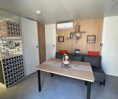 Séjour avec canapé et table dans le mobil home climatisé très récent tout confort 6 personnes