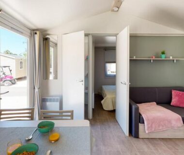 Intérieur avec coin repas et salon du Mobil-home confort 6 personnes