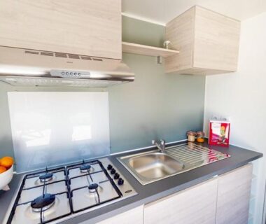 Coin cuisine équipé avec gazinière et évier dans le mobil-home confort 6 personnes