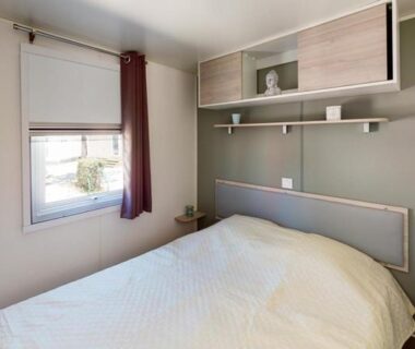 Chambre avec lit double dans le Mobil-home confort 6 personnes