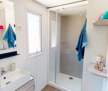 Salle de bain avec douche et lavabo dans le mobil-home confort 6 personnes