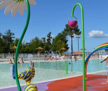 Bassin et jeux d'eau au camping près du mobil-home confort 6 personnes