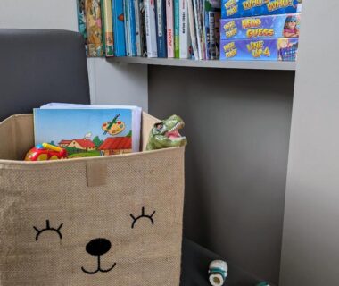 Coin jeux avec panier à jouets et étagère dans le mobil-home confort