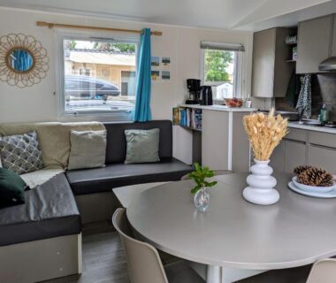 Salon et kitchenette du mobil-home confort au Camping 4 étoiles Clim et plage