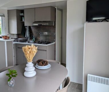 Intérieur avec kitchenette et table dans le Mobil-home confort