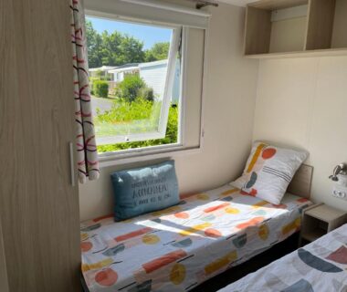 Chambre intérieure avec deux lits jumeaux dans le mobil home confort XL du camping HOMAIR la pommeraie
