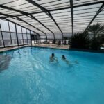 Piscine couverte avec baigneurs au camping HOMAIR la pommeraie Mobil home confort XL