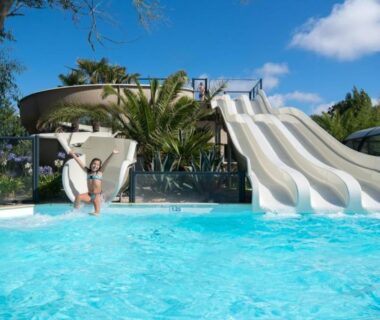 Piscine extérieure avec toboggans au mobil home confort XL du camping HOMAIR la pommeraie