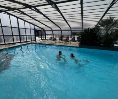 Piscine couverte avec baigneurs au camping HOMAIR la pommeraie Mobil home confort XL