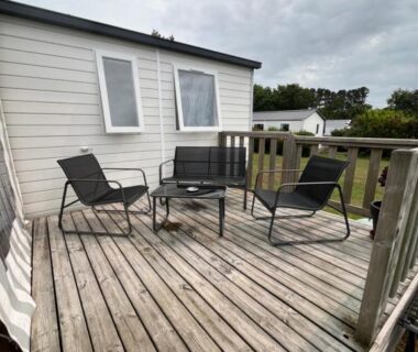 Terrasse en bois avec salon de jardin du Mobil home confort XL au camping HOMAIR la pommeraie