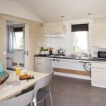 Intérieur avec cuisine et coin repas dans le Mobil-home confortable 4 pers API-1-52-2731