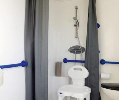 Salle de douche accessible avec siège et barres d'appui dans le Mobil-home confortable - 4 pers. - API-1-52-2731