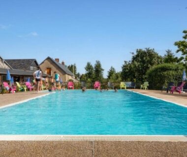 Piscine extérieure avec chaises longues au Mobil-home confortable 4 pers API-1-52-2731