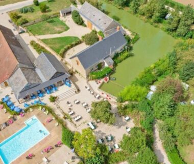 Piscine et étang vus depuis le ciel au mobil-home confortable 4 pers. API-1-52-2731