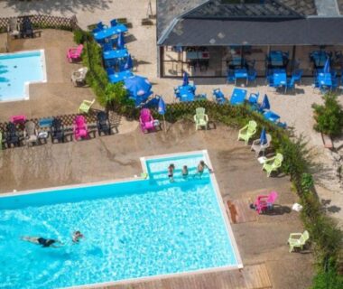 Piscine et solarium du camping pour le Mobil-home confortable 4 pers API-1-52-2731