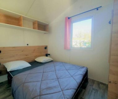 Intérieur chambre avec lit double et fenêtre du mobil-home confortable avec terrasse à Espelette pour 5 personnes API-1-52-1551