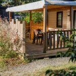 Terrasse en bois avec table et chaises au mobil-home confortable à Espelette pour 5 personnes API-1-52-1551