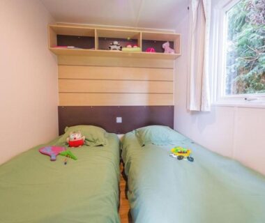 Chambre avec deux lits et fenêtre du Mobil-home confortable avec terrasse à Pezuls – API-1-52-683