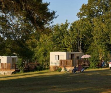 Sur la pelouse mobil-homes avec terrasse et parasol du Mobil-home confortable avec terrasse à Pezuls API-1-52-683
