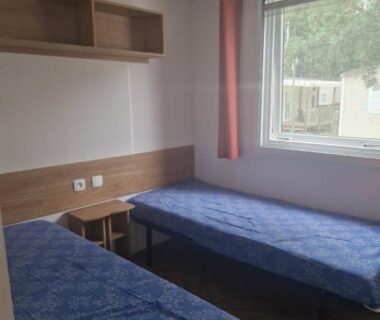 Chambre avec deux lits simples dans le mobil home contis lettes 40170