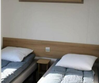 Chambre avec deux lits simples dans le mobil home contis lettes 40170