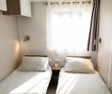 Chambre avec deux lits dans le mobil-home convivial avec vue sur mer Pleubian