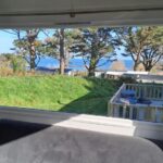 Intérieur du mobil-home avec fenêtre et vue mer du Mobil-home convivial avec vue sur mer Pleubian